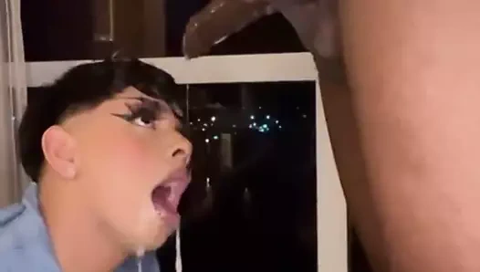 Güzel latino femboy deepthroats benim asılı bbc