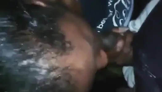 Yalayan büyük siyah yarak açık havada inliyor