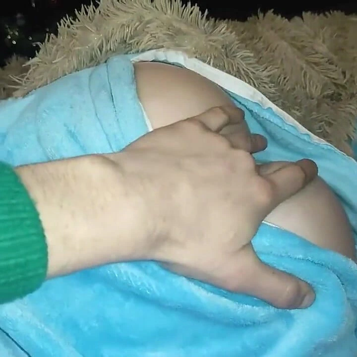 Tek boynuzlu at pijamalı küçük prenses yarak emiyor!