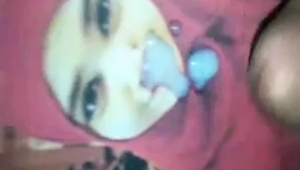 Büyük memeli güzel tesettürlü kıza boşalıyor