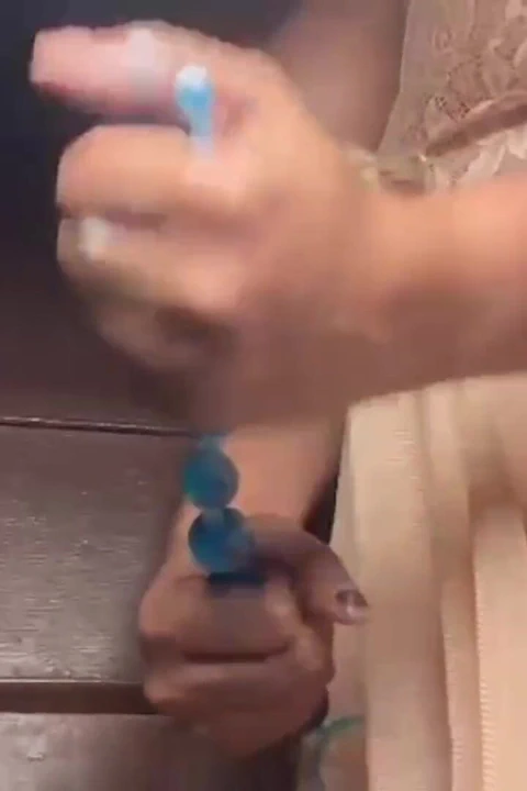 Ateşli Hintli kız arkadaş göğüsleri ve amcığını parmaklıyor