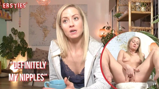 Ersties - sıcak yalnız bebek onu traş kedi ile oynuyor