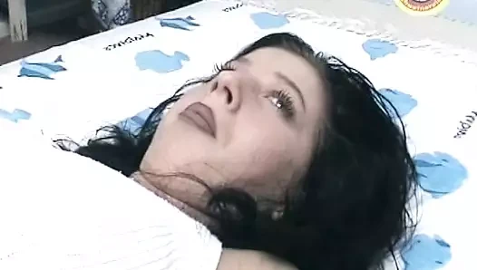 Koyu saçlı Alman genç kız güzel amını parmaklıyor ve ovuyor