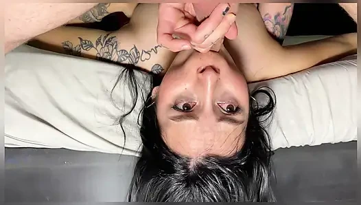 Beni konuşmak için evine davet etti ve ağzımda büyük yarağıyla sona erdim