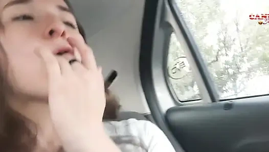 Azgın genç kız gerçek halka açık uber'de mastürbasyon yapıyor