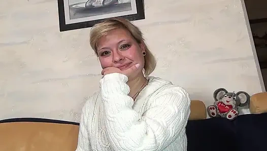 Çoraplı sarışın Alman sürtük yapay penisle kendini sikiyor