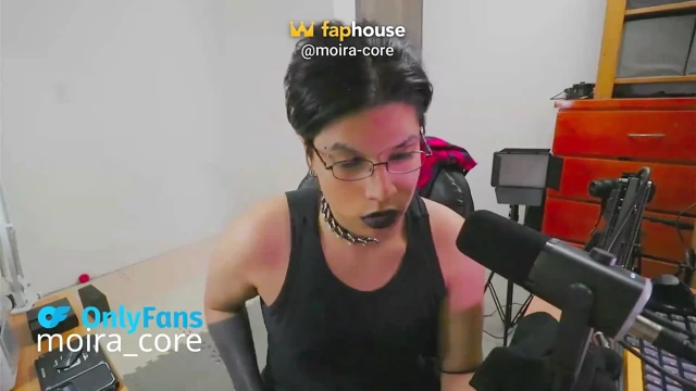 Gotik kaslı üvey anne trans kadın yayın yaparken boşalıyor