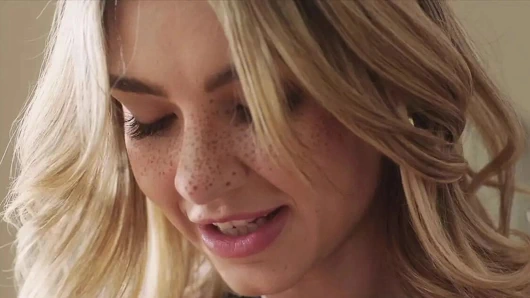 Derin. İtaatkar sekreter demi domine ediliyor ve şaplak yiyor