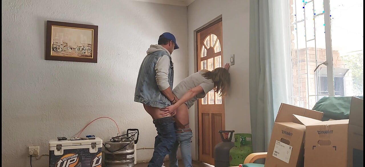 Üvey annemi pizza adamını aldatırken yakaladım ve sikiştim