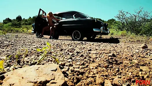 Monique Alexander klasik kaslı arabada amcığını siktiriyor