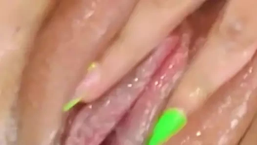 Hintli üvey anne orgazm olurken fışkırtıyor