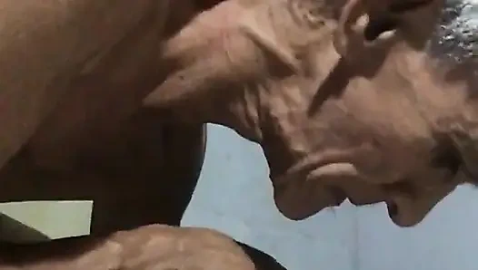 Karımın amına kaşık sokuyorum