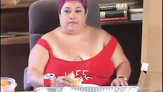 Çok çirkin xxx cankurtaran orta yaşlı seksi kadın yatak odasında sikişiyor