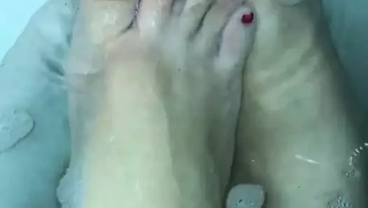 ayaklarım banyoda - ayak fetişi