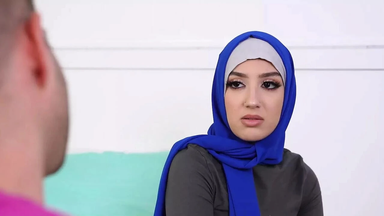 Muslim Babe Violet Gems Celebrates Mardi Gras With Sloppy Cumshot On Her Pretty Face - Hijab Hookup