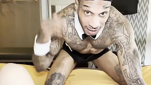 Azgın orta yaşlı seksi kadın tanrıça Jasmine Flowers büyük zenci yarağı hizmeti alıyor... Sonra yoğun bir takma yarakla uşağını parçalıyor