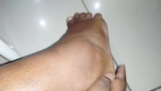 Sevimli ateşli kız 18+ tüm finansal varlıklarınız karşılığında zevkiniz için güzel temiz ayaklarını sunar.