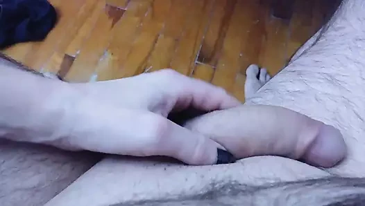 Üvey babamın küçük yarağıyla oynuyorum ve o benim için boşalıyor