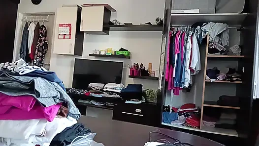 Amatör Evli Kadın Kıyafetlerini Denerken Ve Keserken Eğleniyor.