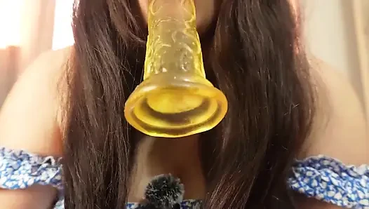 Saçlarımla dildoyla oynuyorum ve karnımla dildoyu gıdıklıyor ve onunla oynuyorum sonra saçımı şekillendiriyorum ve asmr yapıyorum