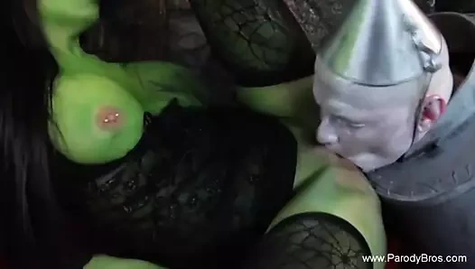 Yeşil cadı fantezi parodisinin canı cehenneme seksten zevk alıyorlardı