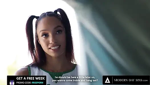 Modern zamanların günahları - sapık adam bu sevimli ponpon kız Alexis Tae'nin analizlerini yapıyor