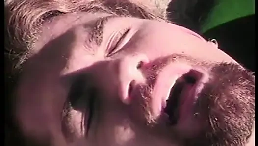 Azgın adam sikini emdirirken seviyor sonra açık havada seksi hatunla sikişiyor