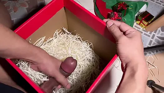 Noel Baba hediye kutusu açılılıyor.