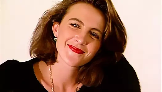 blonde und brunette kuessen und streicheln sich vor der kamera