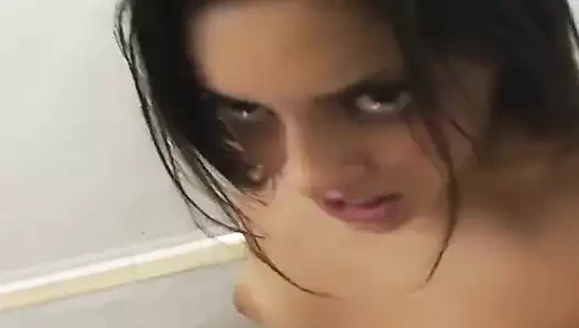 Sıska latin genç kız Micah aç bir şekilde yarak emiyor ve sert sikilirken yüksek sesle bağırıyor