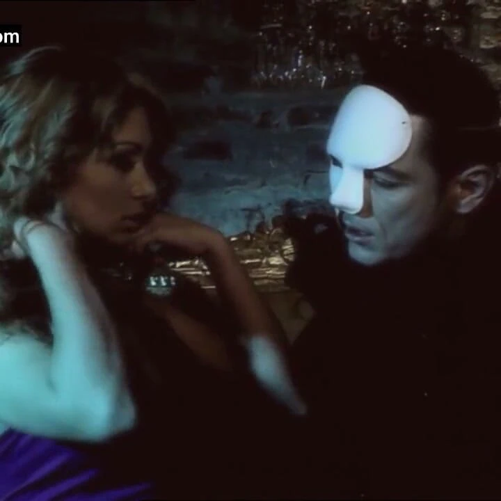 Porno yıldızı Leah Lush büyük bir yarakla ona sahip olan hayalet tarafından götünü sikiyor - phantom of castle 3