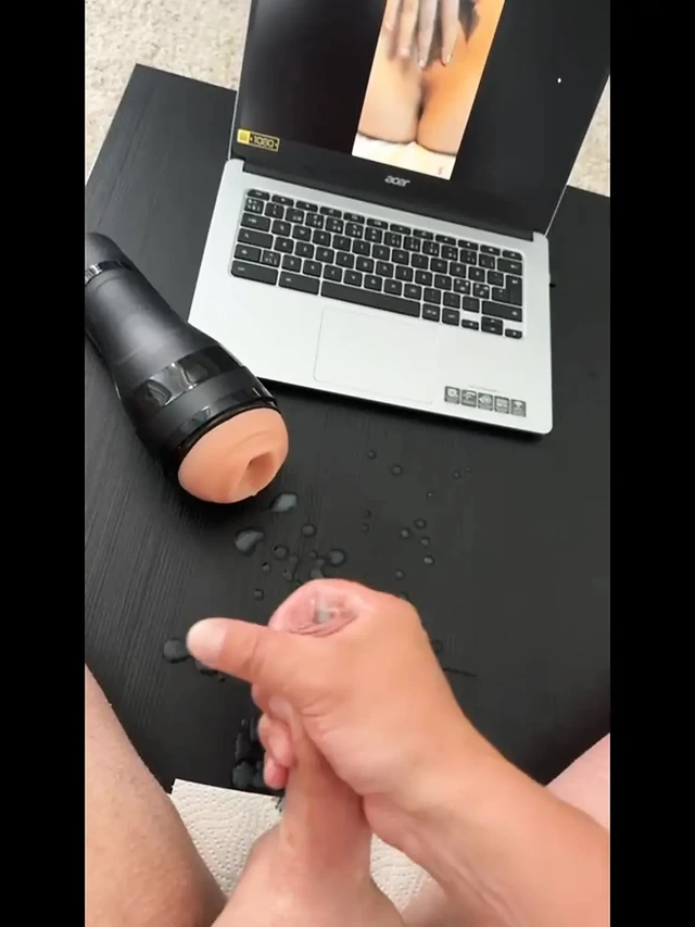 Незнакомка мастурбирует на мои видео💓