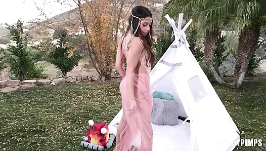 Sevimli esmer xxlayna marie dances ve masturbates ile vibratör üzerinde ona tıraş kedi