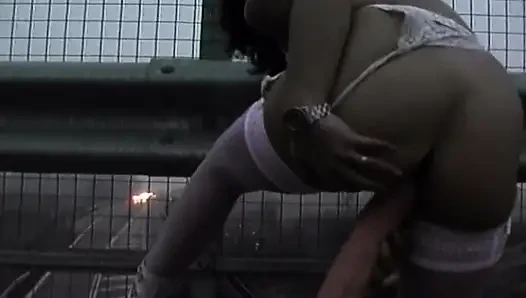 Azgın orta yaşlı seksi kadın otoyol macerasında büyük dildo dolduruyor