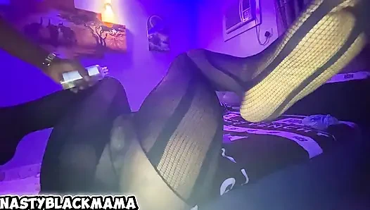 Yaramaz üvey anne sert sikişmeden önce yoğun bir gırtlağına kadar almak istedi ve onu dölle doldurmamı istedi