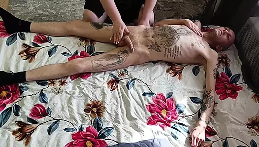 Kayınvalide vücut masajı yapıyor ve boşalmadan önce sikimi sıvazlıyor