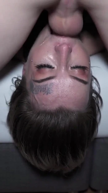 Знаковый момент из "LIVING SCHOOL DESK УМОЛЯЕТ О ГЛОТКЕ - Tabitha Яд"