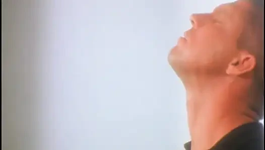 Esmer güzel kadın sert bir yarak aldıktan sonra beline boşalıyor