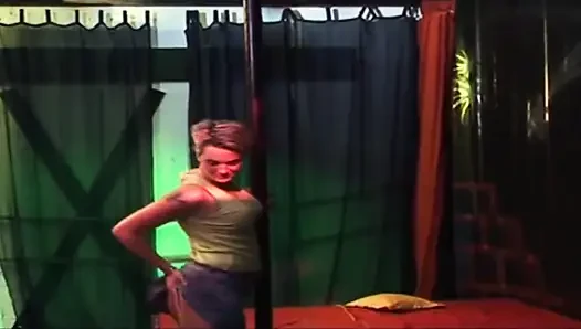 Esmer hatun amcığını diliyle sikiyor ve sonra sertçe sikiliyor