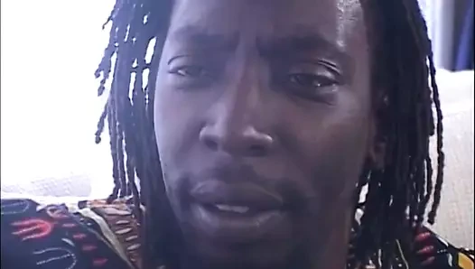 Giovane troietta cavalca un grosso cazzo nero