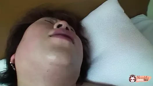 Sapık orta yaşlı seksi kadın ve sert sikişen Asyalı ateşli bir dörtlü sekste sikiliyor