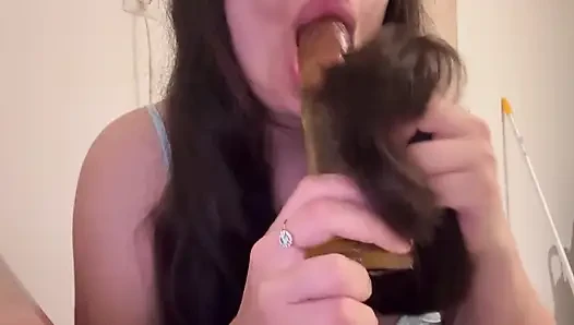 Saçımı asmr sesleri çıkararak ve saçımla oynuyorum sonra dildo çıkarıyorum ve saçımla oynuyorum