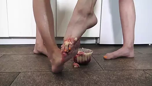 Sapık lezbo yemek oyunları! Sarışın velet kızlar pudingle aşık oluyor ve göt yalıyor!