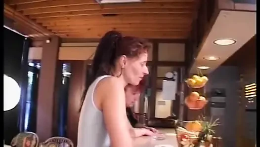 Sürtükler iki büyük yarağa bindikten sonra döl yiyor