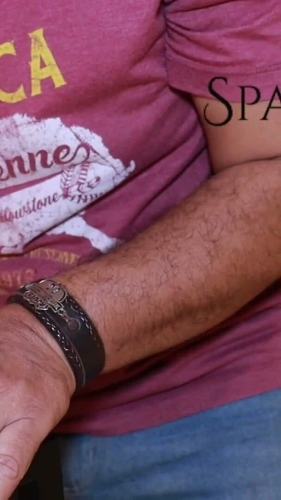 Genç kız annesinin pornosunu izliyor ve aynı yarrağın üzerine oturacak | Klip 1