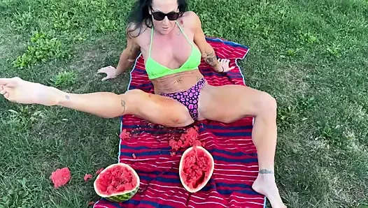 Kaslı orta yaşlı seksi kadın kandys karpuz ezme hakimiyeti