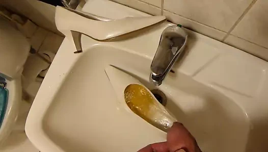 çiş içinde hanımları beyaz klasik pompa