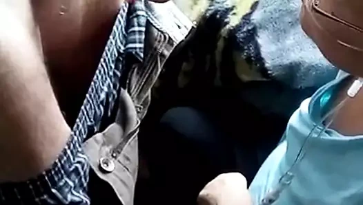 Karım erkek arkadaşına oral seks yapıyor.