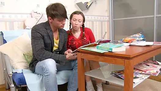 Rus genç kız götüne şişman yarak alıyor