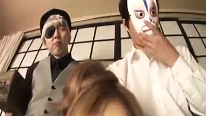 Kei bebek arkadaşlarının önünde seks oyuncakları kullanır